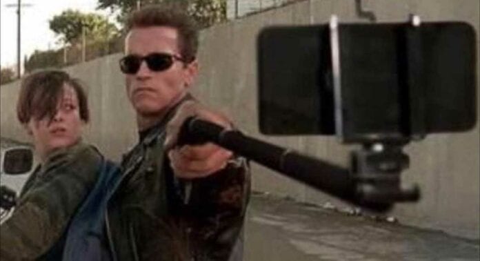 Ünlü Filmlerdeki Silah Sahneleri Selfie Çubuğuyla Değiştirilirse